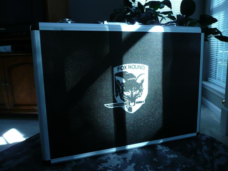 Illustration for article titled Custom Metal Gear Solid 4 PS3 Is Full Of Awesome Substance